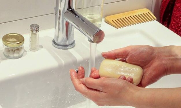 Czym Zmyć Barwnik Spożywczy Z Rąk? – 12 Niezawodnych Metod