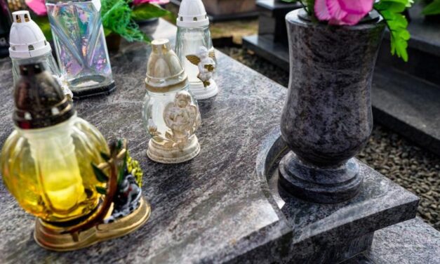 Jak Odkleić Wazon Z Pomnika Granitowego (Krok Po Kroku)