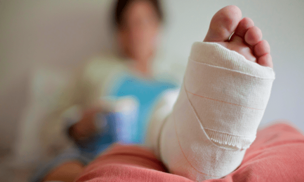 Jak Spać Z Gipsem Na Nodze – Poradnik