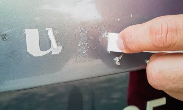 Jak Zmyć Klej Po Naklejce? – Najskuteczniejsze Metody